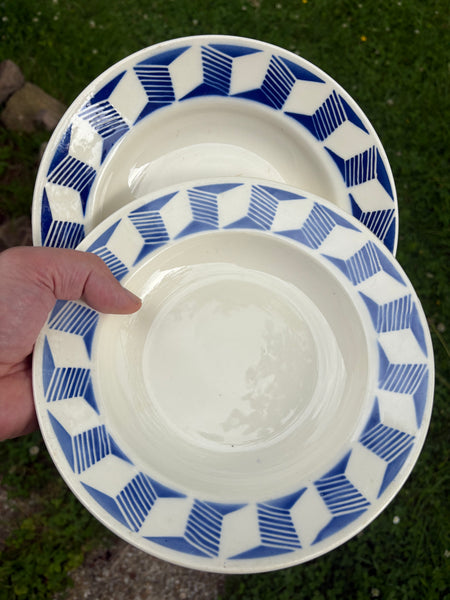 Paire d'assiettes creuses anciennes 22.5 cm en faïence de Badonviller modèle St Christophe