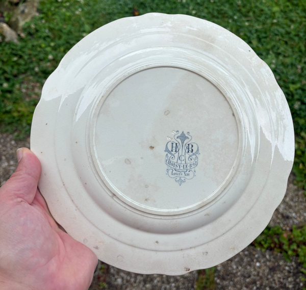 Ancienne assiette 26.4 cm en faïence polychrome Choisy le Roi modèle Louis XIII / Le Lavoir