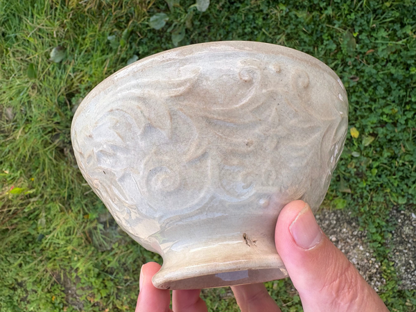 Ancien bol en faïence patinée / en barbotine d'Onnaing ? / Fleur de lys / no Creil