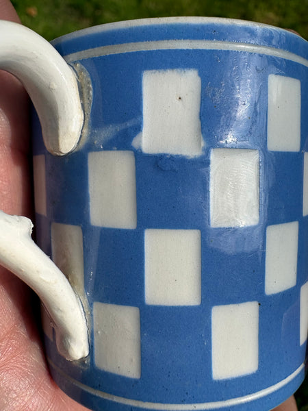 Ancienne tasse à café en faïence de Sarreguemines / Digoin modèle à damier bleu & blanc