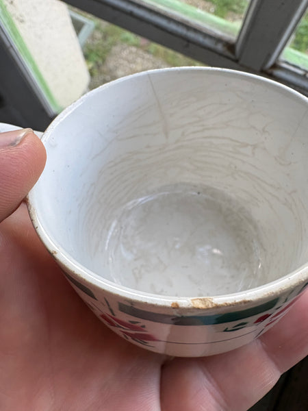 Ancienne tasse à café en faïence / modèle à fleurs art déco