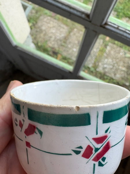 Ancienne tasse à café en faïence / modèle à fleurs art déco