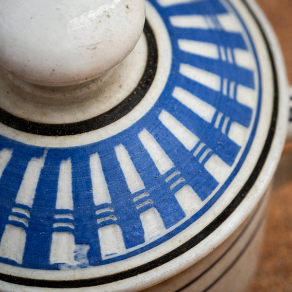 Tasse ancienne couverte – D. Johnston – J. Vieillard & Cie Bordeaux – décor bleu