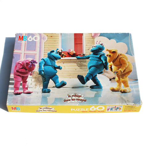 Boîte de puzzle vintage Le Village dans les Nuages / MB Puzzle ( 1982 )