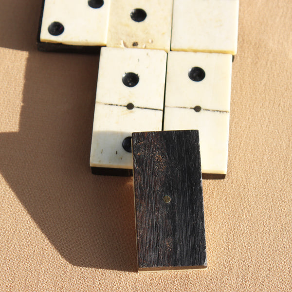 Ancien jeu de dominos en os & ébène complet