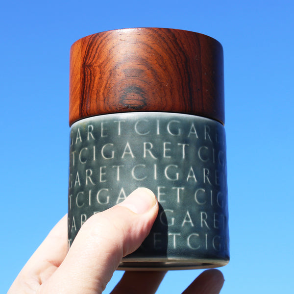 Porte-cigarettes vintage / céramique de Kronjyden ( Danmark ) par Jens Quistgaard / Série Tabac / Azur ( 1965 ).