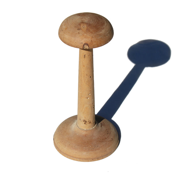 Ancien petit présentoir / porte chapeau de magasin en bois
