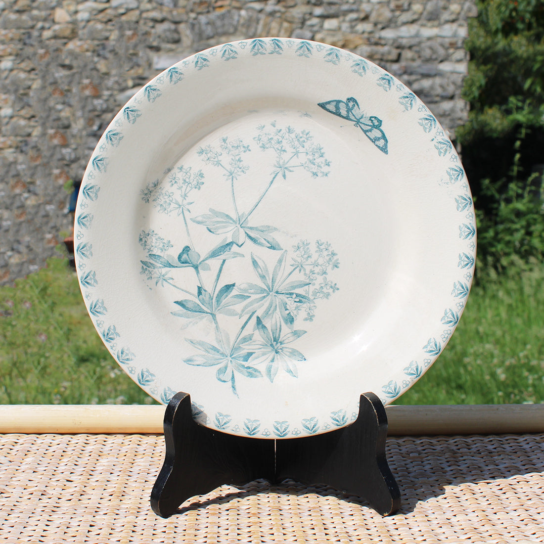 Ancienne assiette plate 23.3 cm en faïence Terre de Fer / Service Valius / papillon