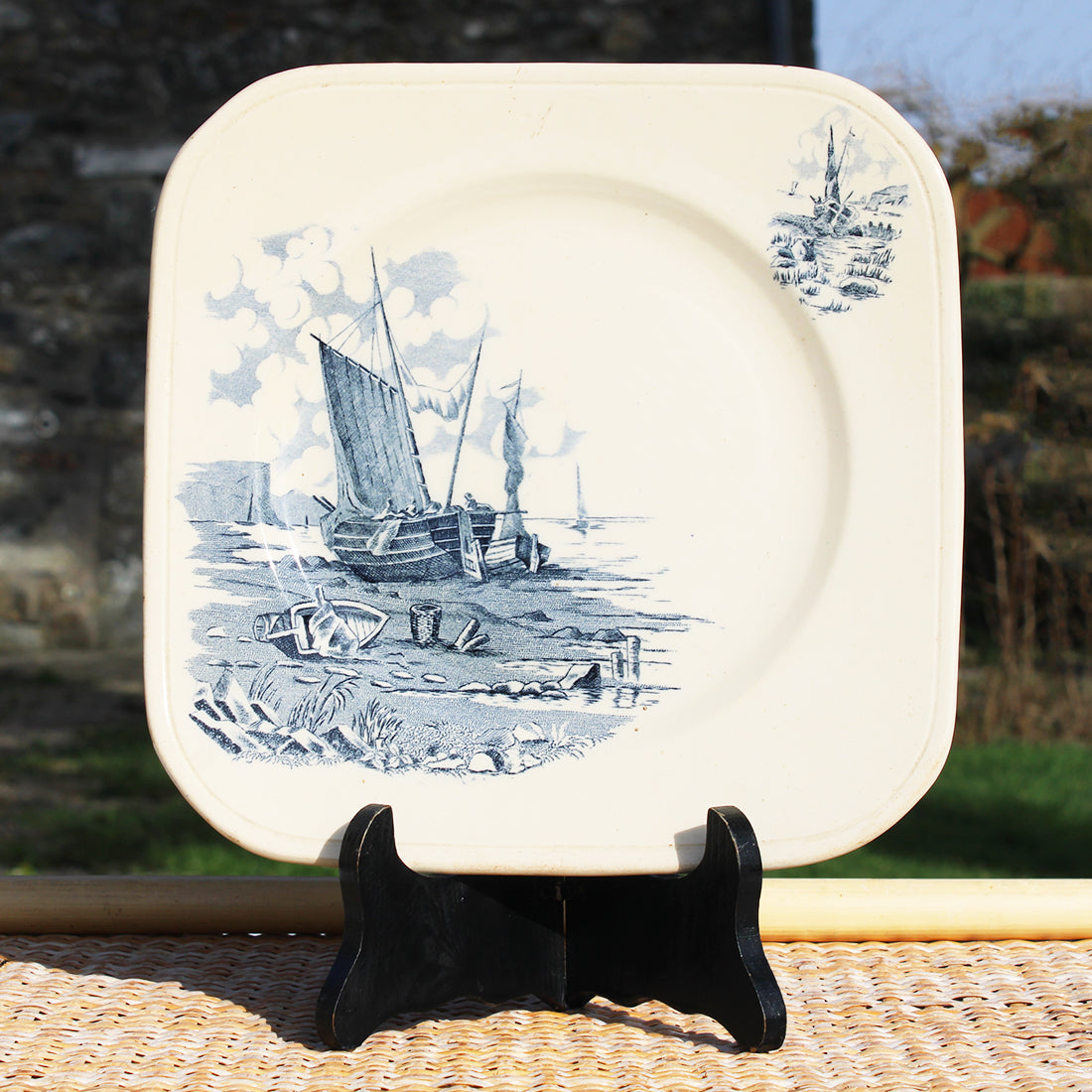 Ancienne assiette plate carrée 24 cm en faïence de Longchamp modèle Plage