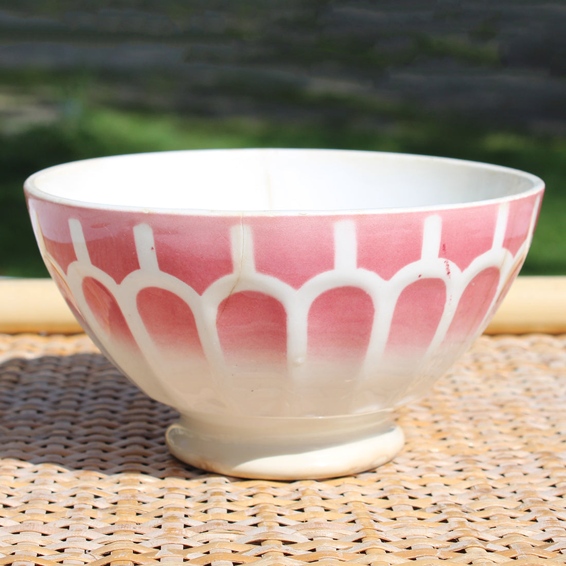 Ancien bol à facettes 14.3 cm en faïence vieux rose et blanc