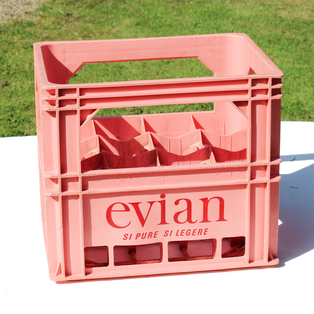 Caisse casier à bouteilles Allibert vintage EVIAN en plastique rose