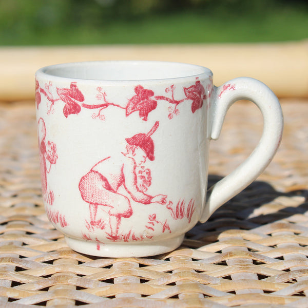 Ancienne petite tasse à café de dinette en opaque de Gien modèle L'école buissonnière