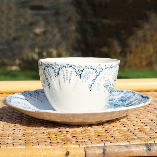 Ancienne tasse à thé + soucoupe en faïence de St Amand et Hamage Nord modèle Régence