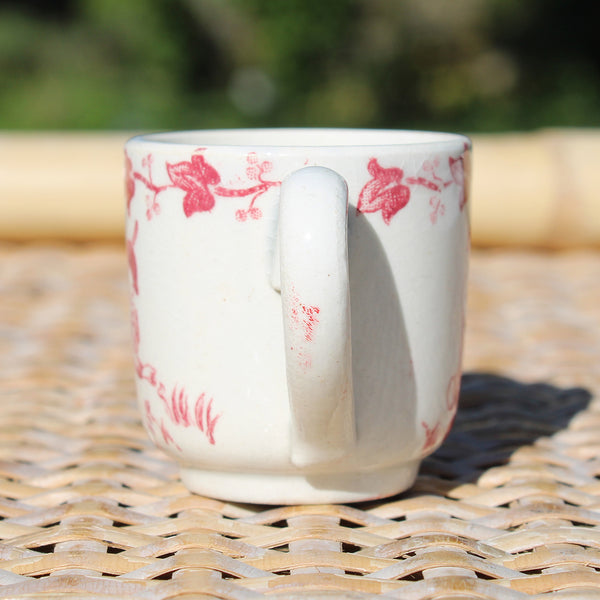 Ancienne petite tasse à café de dinette en opaque de Gien modèle L'école buissonnière