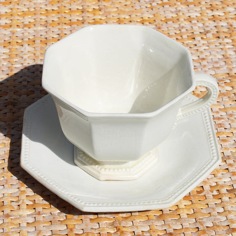 Ancienne grande tasse à déjeuner octogonale Montereau coloris ivoire modèle perlé