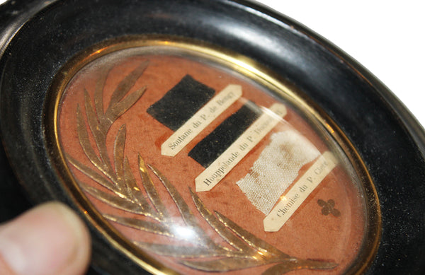 Ancien reliquaire XIXème siècle / Reliques des Prêtres Jésuites fusillés en 1871 par la Commune de Paris / Anatole de Bengy / Léon Ducoudray / Alexis Clerc / Massacre de la rue Haxo