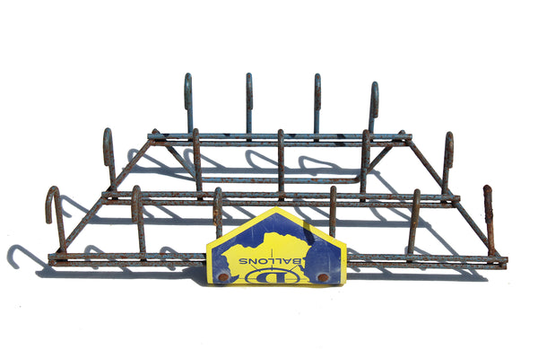 Ancien petit présentoir publicitaire Delacoste 30 cm / pour balles et / ou ballons