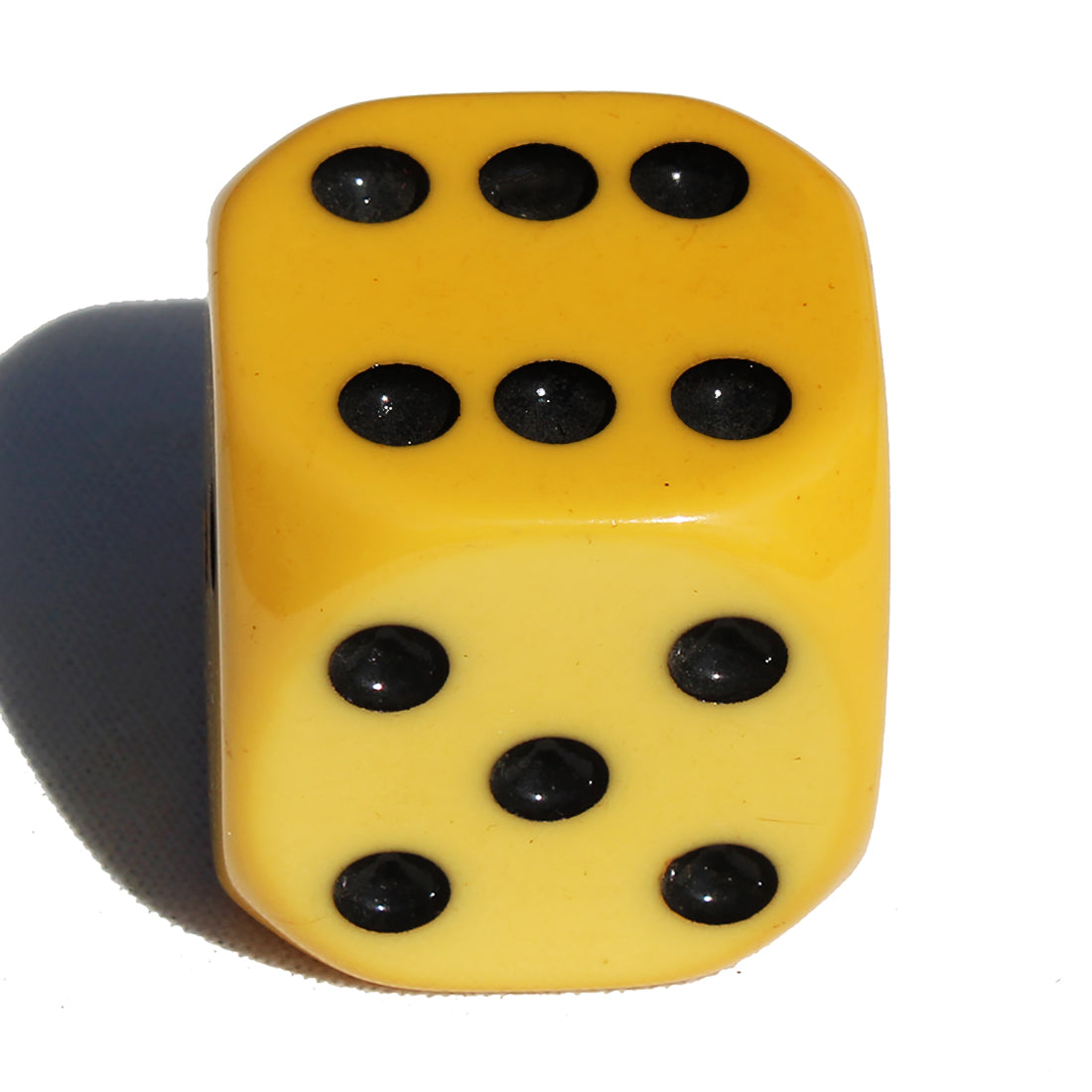 Gros dé à jouer ancien / vintage / 3.8 cm en bakélite jaune