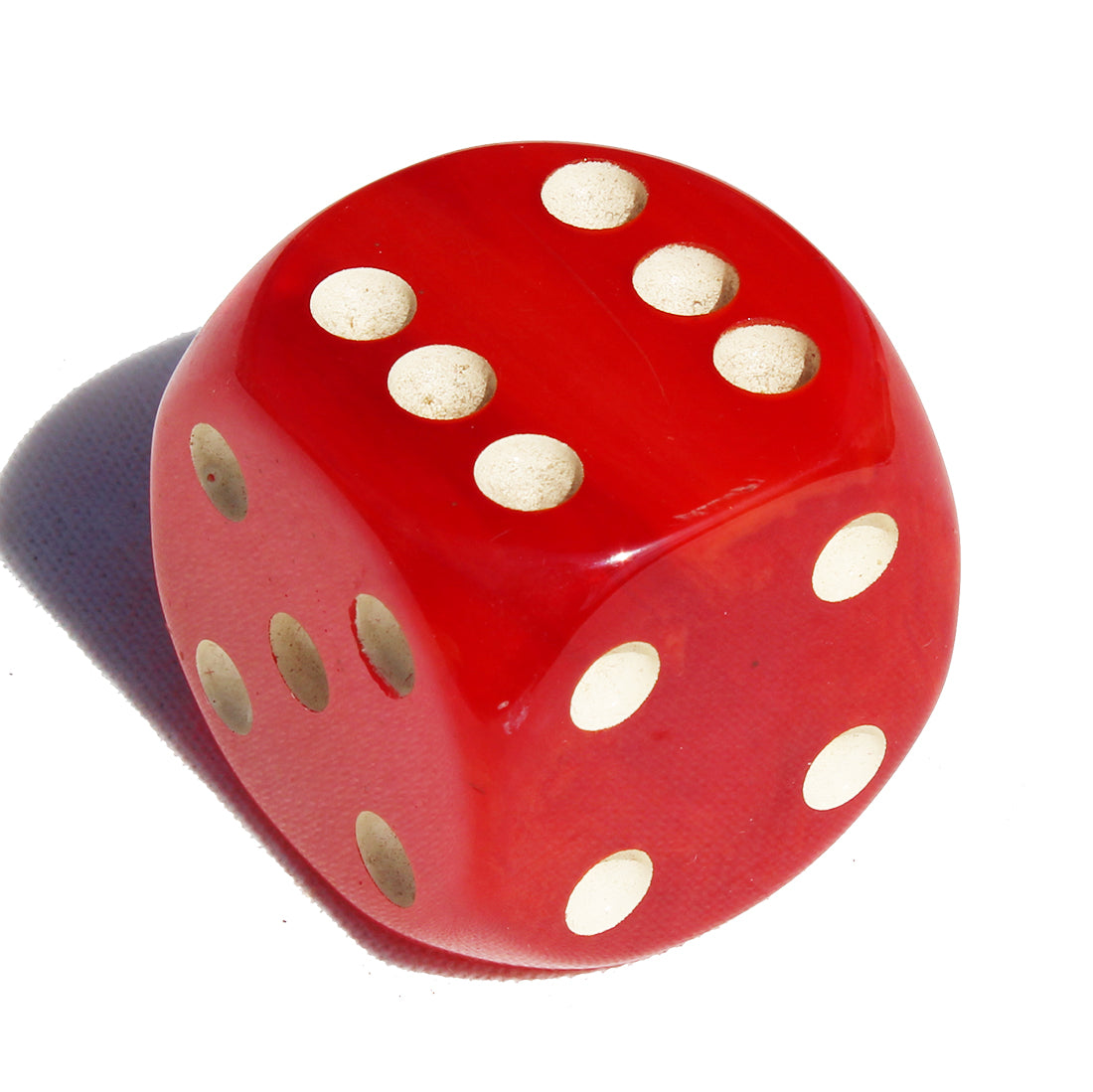 Gros dé à jouer ancien / vintage / 3.8 cm en bakélite coloris rouge ambre
