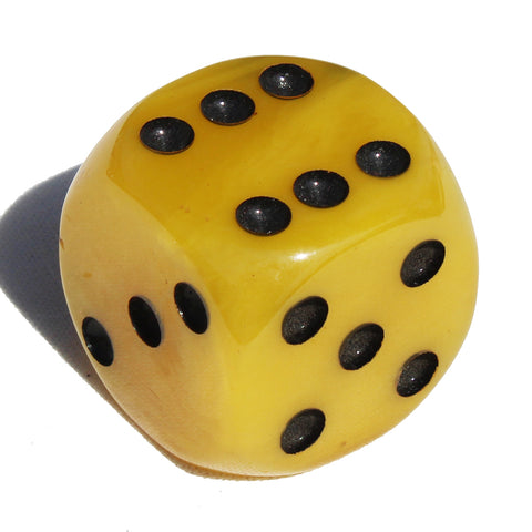 Gros dé à jouer ancien / vintage / 3.8 cm en bakélite coloris jaune ambre