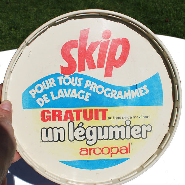 Maxi baril publicitaire de lessive Skip vintage vide en carton