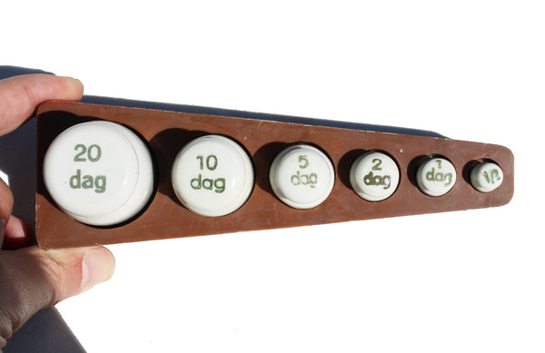 Ancienne série de poids pour balance d'apothicaire / pharmacien en porcelaine