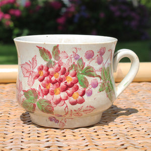 Tasse à café ancienne en opaque de Sarreguemines polychrome à motif fleuri