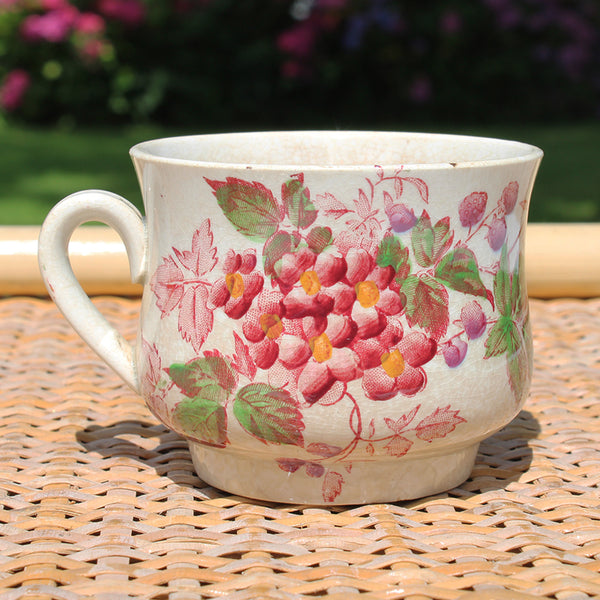 Tasse à café ancienne en opaque de Sarreguemines polychrome à motif fleuri