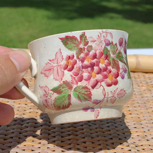 Tasse à café ancienne en opaque de Sarreguemines polychrome à motif fleuri