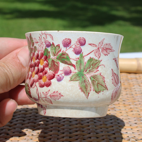 Tasse à café ancienne en opaque de Sarreguemines polychrome à motif fleuri