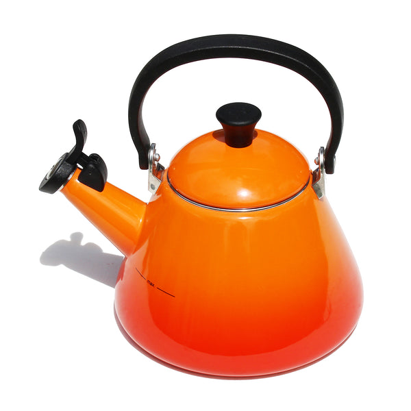 Bouilloire sifflante émaillée Le Creuset modèle Kone 1.6 litres / orange volcanique