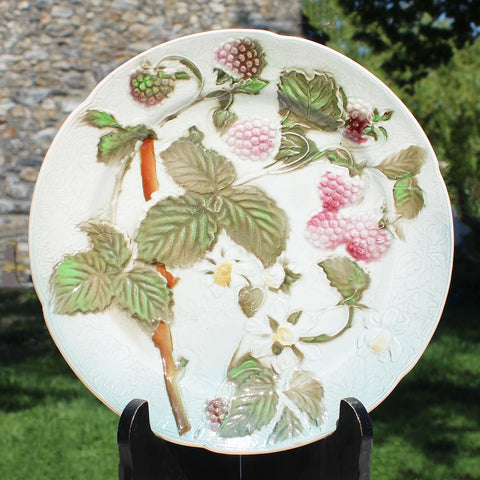 Ancienne assiette en barbotine St Clément 21 cm modèle Les Fruits / Framboises
