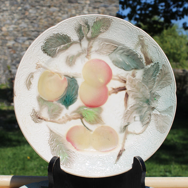 Ancienne assiette en barbotine St Clément 21 cm modèle Les Fruits / Abricots