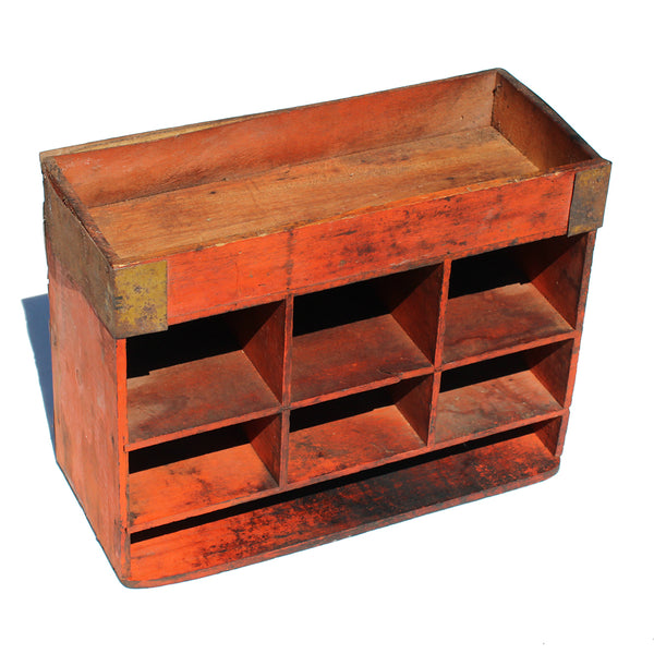 Ancien petit meuble d'atelier en bois / de métier à poser / de tri / à casiers