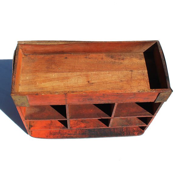 Ancien petit meuble d'atelier en bois / de métier à poser / de tri / à casiers