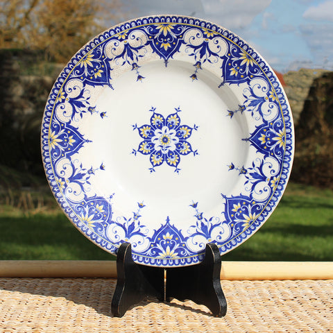 Ancienne assiette creuse en faïence de U & C Sarreguemines modèle Cluny