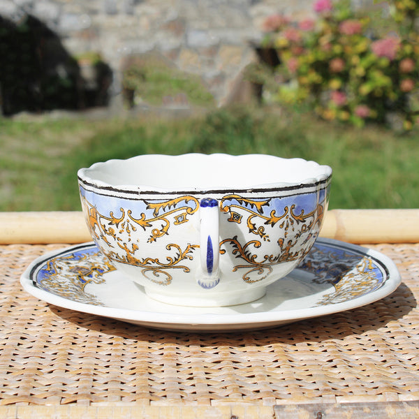 Ancienne tasse à déjeuner + soucoupe en faïence de Gien modèle Dionysos / Enfants au Pressoir