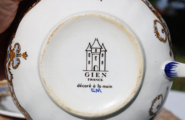 Ancienne tasse à déjeuner + soucoupe en faïence de Gien modèle Dionysos / Enfants au Pressoir