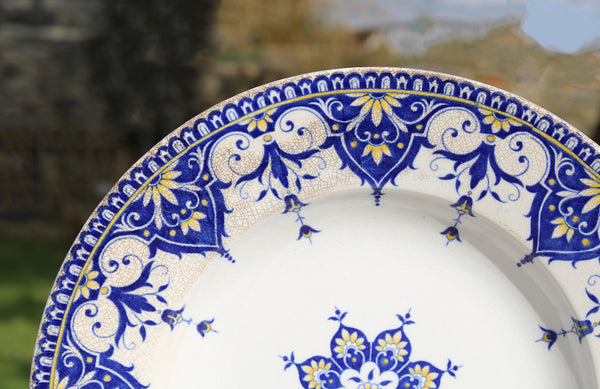 Ancienne assiette creuse en faïence de U & C Sarreguemines modèle Cluny