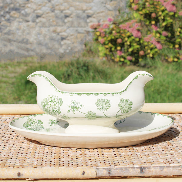 Ancienne saucière en faïence de U & C Sarreguemines modèle Géranium