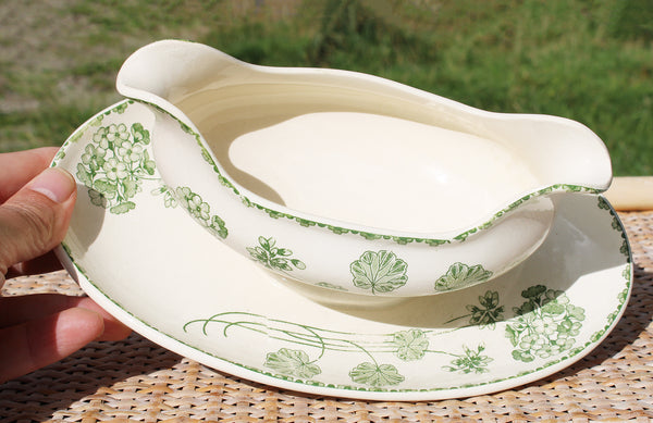 Ancienne saucière en faïence de U & C Sarreguemines modèle Géranium