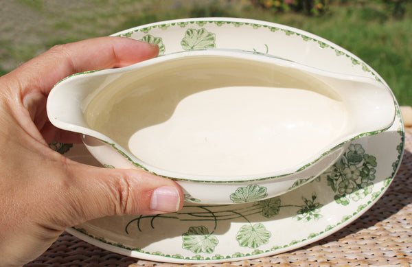 Ancienne saucière en faïence de U & C Sarreguemines modèle Géranium