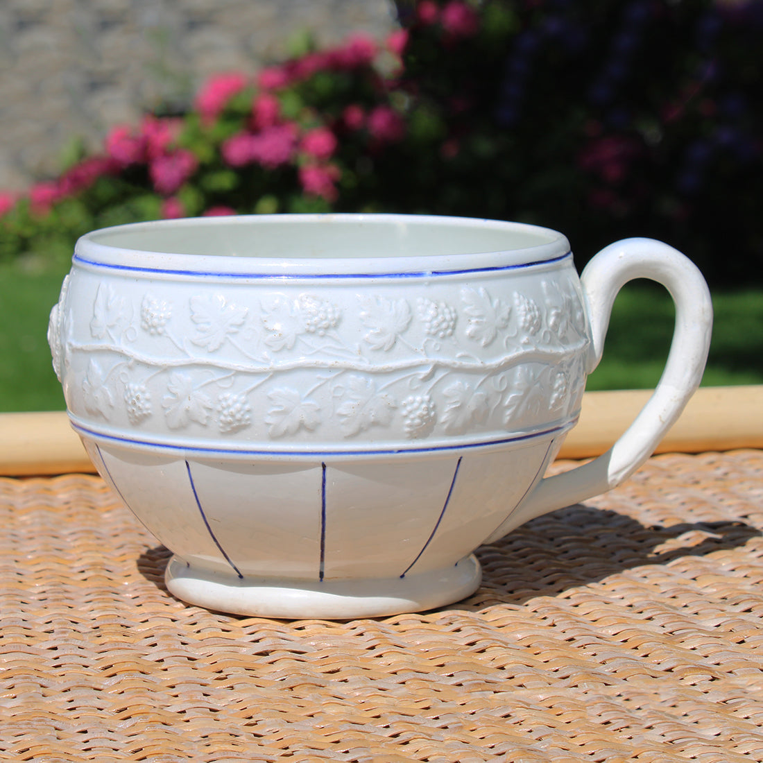 Grosse tasse à chocolat / soupe ancienne en faïence à motif vigne raisin & soleil