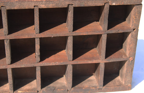 Ancien petit meuble / étagère d'atelier en bois / de métier à poser / à casiers