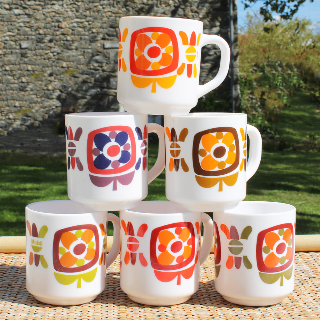 Série 8 anciens mugs café arcopal design jc meunier opaline Série 8 anciens mugs café arcopal design jc meunier opaline