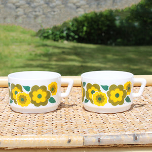 Paire de tasses à café en Arcopal vintage modèle Lotus / jaune