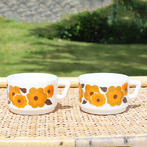 Paire de tasses à café en Arcopal vintage modèle Lotus / marron