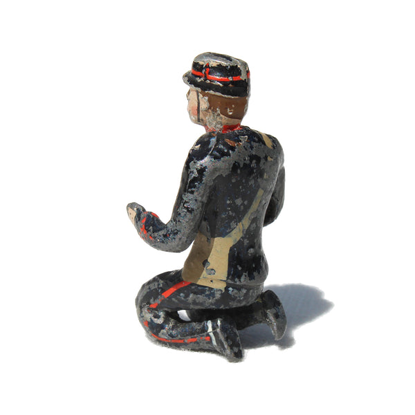 Ancienne figurine en plomb plein CBG Mignot soldat français / Servant Artilleur de campagne à genoux