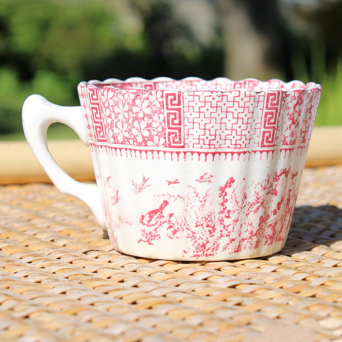 Ancienne tasse à café en faïence de Lunéville modèle dentelle