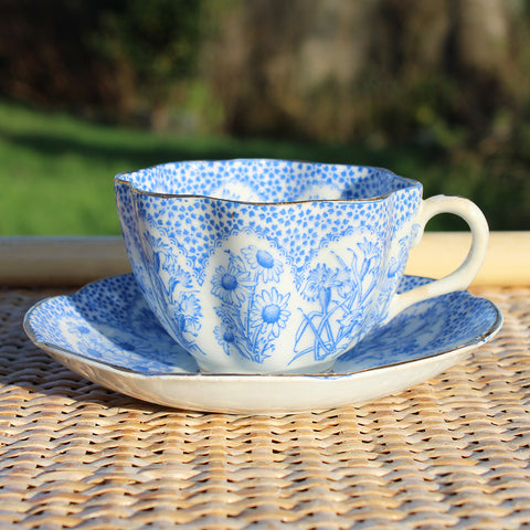 Ancienne tasse à thé + soucoupe en porcelaine anglaise / pâquerettes N° 206146